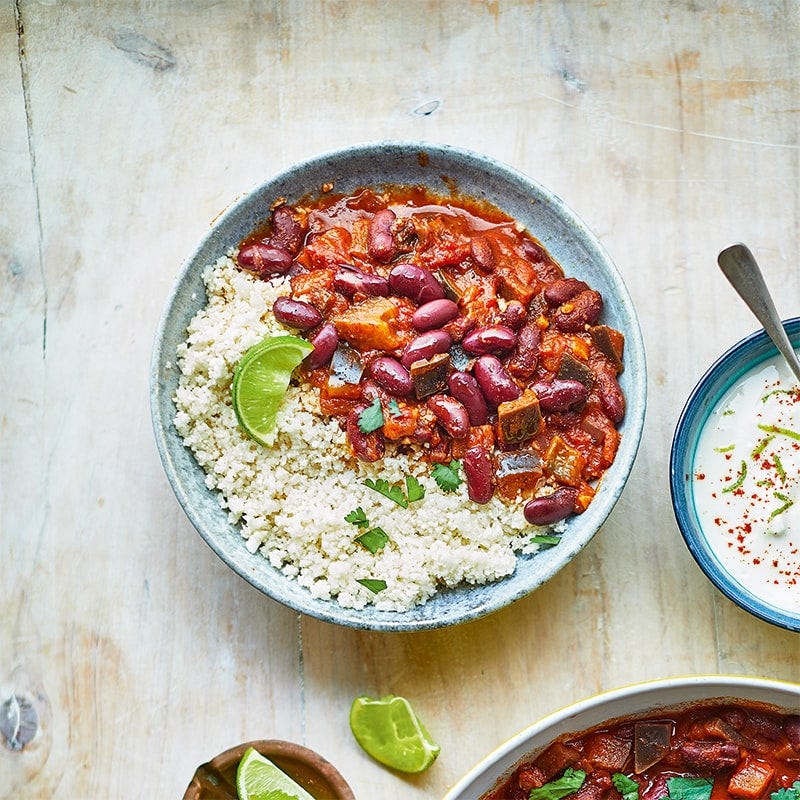 Vegan chilli with cauliflower 'rice'