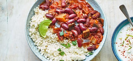 Vegan chilli with cauliflower 'rice'