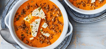 Paprikasuppe mit Tatar und Schafskäse