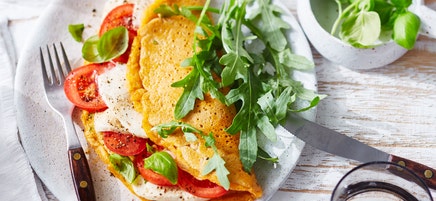 Omelet met tomaat en mozzarella