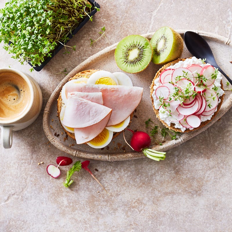 Foto van Volkorenbroodje met ei en kalkoenfilet door WW
