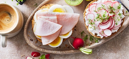 Volkorenbroodje met ei en kalkoenfilet