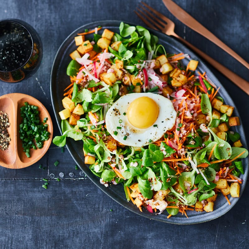 Rustikaler Salat mit Kartoffeln und Spiegelei