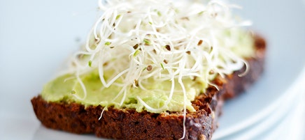 Rågbröd med avokado och krasse