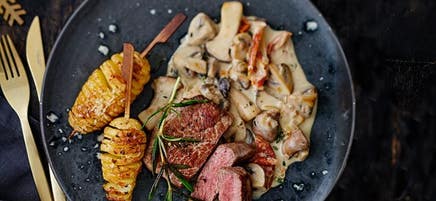 Biefstuk met hasselbackaardappelen en paddenstoelroomsaus