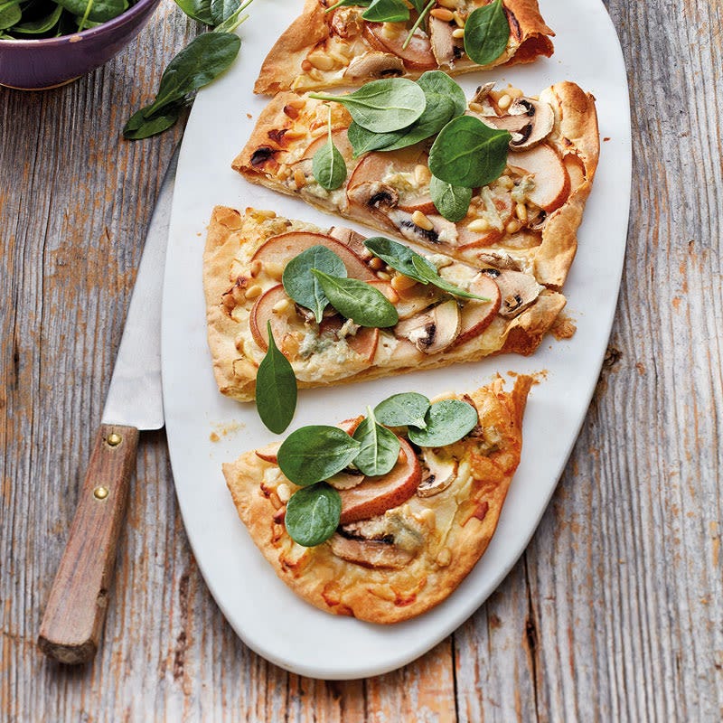 Birnen-Gorgonzola-Flammkuchen mit Spinat