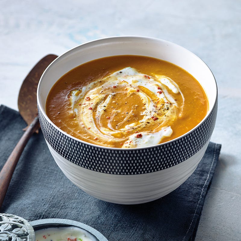 Rote Linsensuppe mit Limetten-Chili-Creme