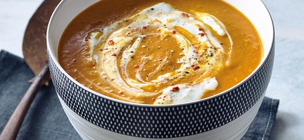 Rote Linsensuppe mit Limetten-Chili-Creme