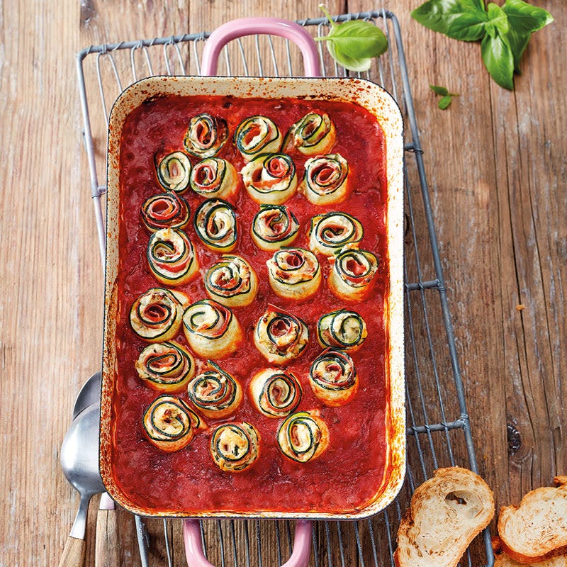 Zucchini-Frischkäse-Röllchen in Tomatensauce