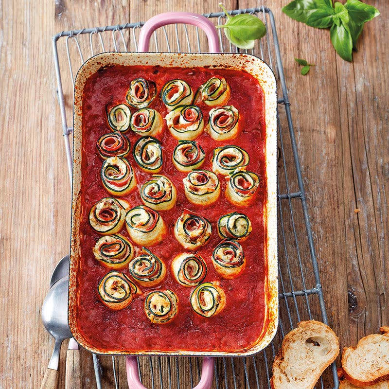 Zucchini-Frischkäse-Röllchen in Tomatensauce