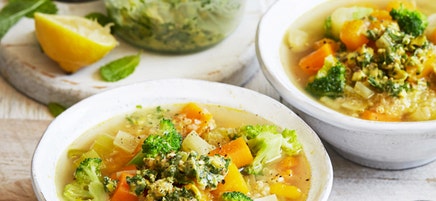 Soupe de quinoa et légumes avec pesto à la menthe