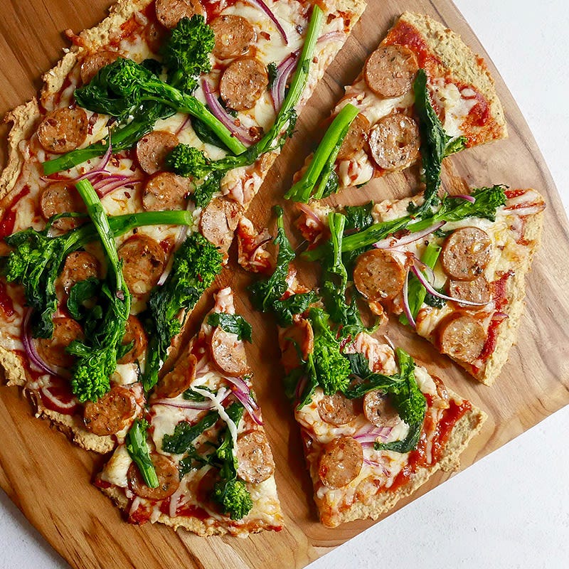 Photo de Pizza à la saucisse et au brocoli italien sur croûte de pois chiches par WW