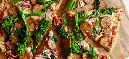 Pizza à la saucisse et au brocoli italien sur croûte de pois chiches