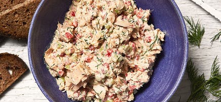 Salade de thon grecque avec poivrons grillés et aneth