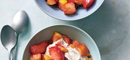 Fruits d’automne avec garniture de yogourt et sirop d’érable