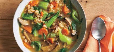 Soupe à l’orge, aux champignons et au miso rouge
