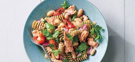 Salade de pâtes au saumon et aux haricots blancs