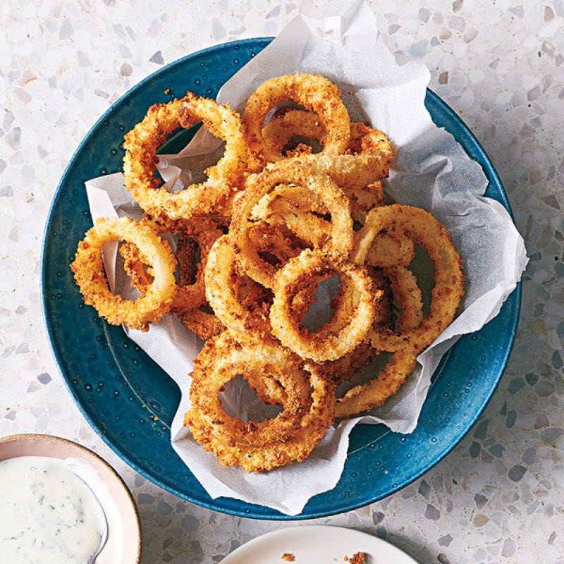 Photo de Rondelles d’oignons croustillantes avec trempette ranch de kéfir par WW