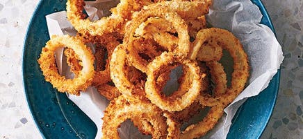 Rondelles d’oignons croustillantes avec trempette ranch de kéfir