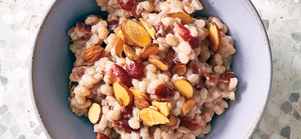 Orge matinale aux canneberges et aux amandes
