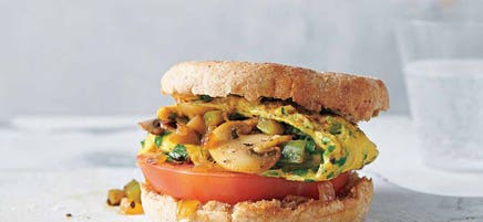 Omelette végétarienne en sandwich