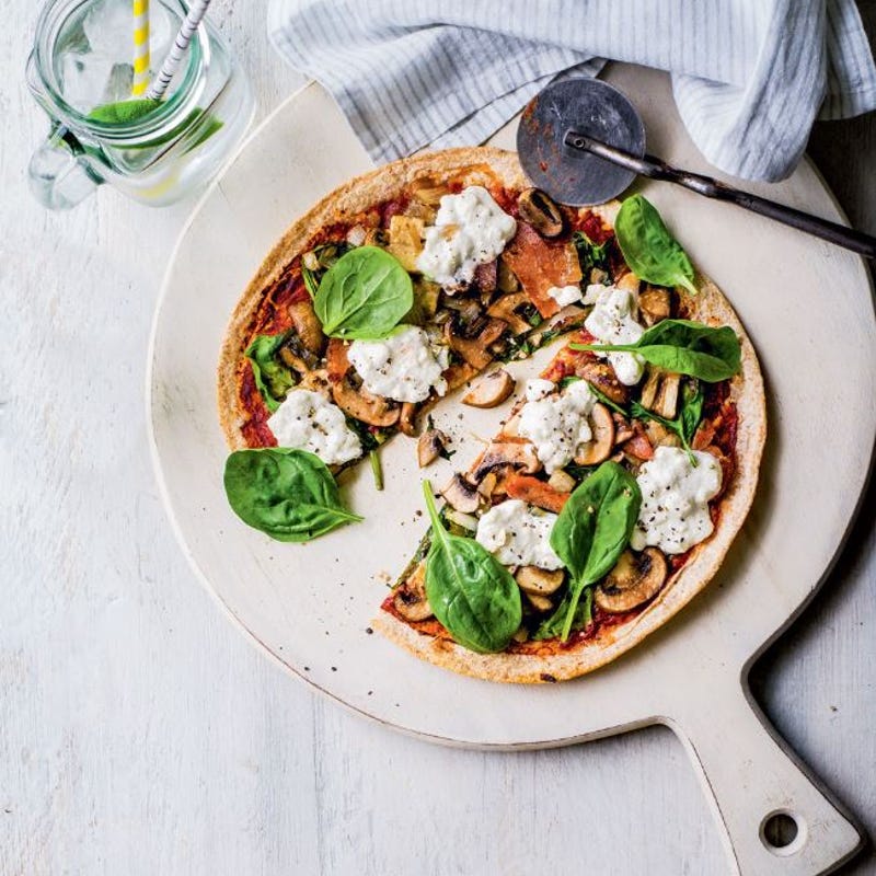 Pizza aux champignons, bacon, oignons et épinards