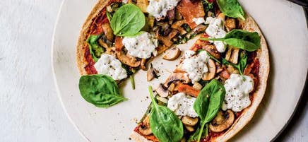 Pizza aux champignons, bacon, oignons et épinards
