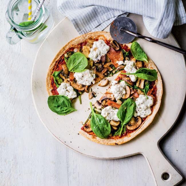 Pizza aux champignons, bacon, oignons et épinards
