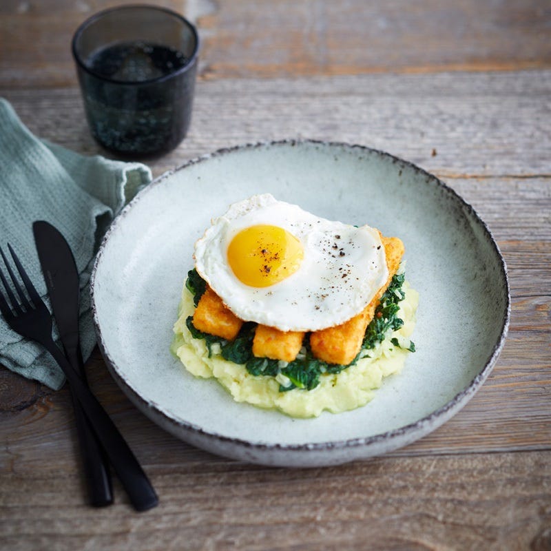 Kartoffelpüree mit Spinat, Fischstäbchen und Spiegelei