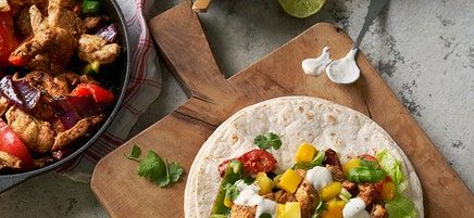 BBQ-fajitas med het mangosalsa och jalapeñoaioli