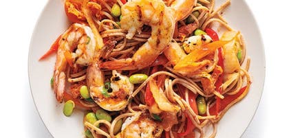 Kimchi aux nouilles soba avec crevettes et edamames
