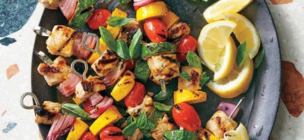 Brochettes de porc et de légumes au basilic et au citron