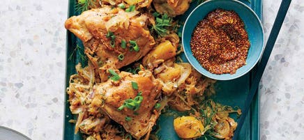 Cuisses de poulet aux pommes, aux oignons et à la choucroute