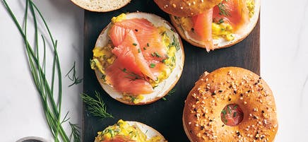 Bagels med äggröra och lax
