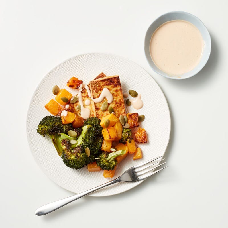 Tofu, Broccoli und Butternutkürbis in cremiger Tahini-Sauce
