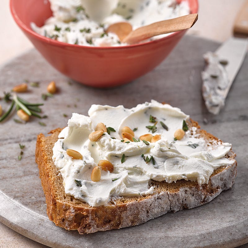 Ziegenkäse-Honig-Creme mit Pinienkernen