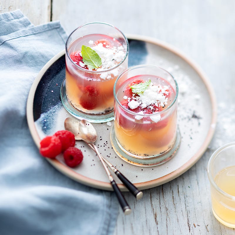 Aspic de framboises au pavot et meringue