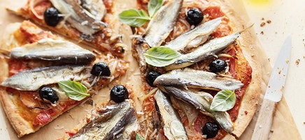 Pizza aux sardines fraîches