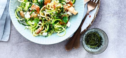 Courgetti met feta-muntsaus