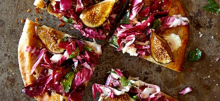 Pitapizza med rosésallad, fikon och chèvre