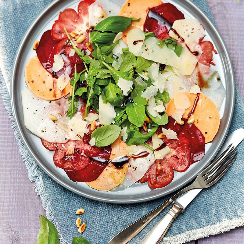 Buntes Veggie-Carpaccio mit Rucola
