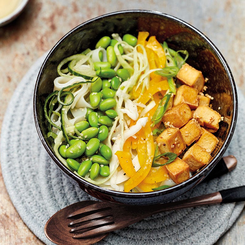 Asia-Tofu-Bowl mit zweierlei Nudeln