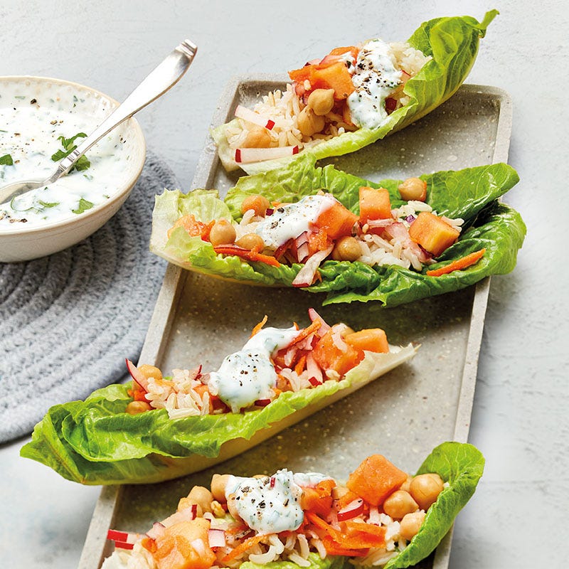 Salatschiffchen mit Reis und Papaya