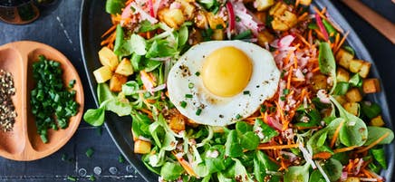 Salade rustique aux pommes de terre et œuf au plat