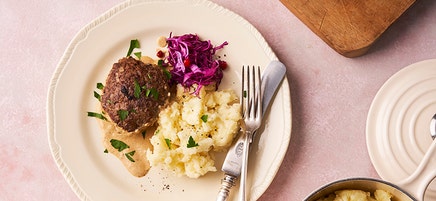 Älgfärsbiffar med potatisstomp och lingon- och kålsallad