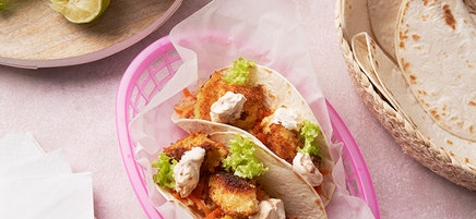 Fisktacos med syrlig äpple- och kålsallad