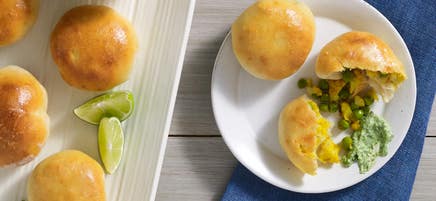 Bombes samosas avec sauce à la coriandre et à la menthe par le Chef Eric Greenspan