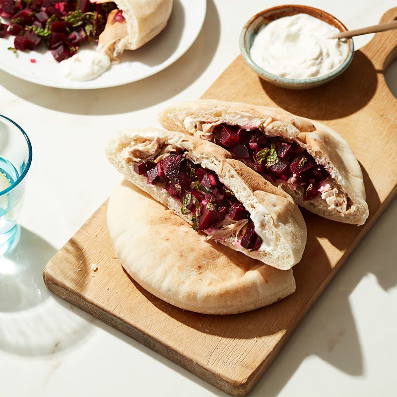 Photo de Gyros au poulet de Cat Cora avec salsa de betteraves et sauce crémeuse au tahini par WW