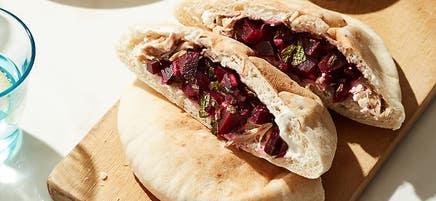 Gyros au poulet de Cat Cora avec salsa de betteraves et sauce crémeuse au tahini