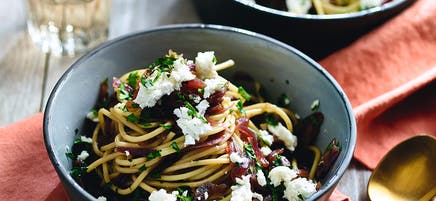 Spaghettis aux oignons et fromage de chèvre